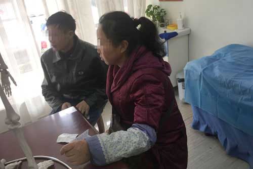 刘先生在家人陪伴下来到我院治疗 刘先生在家人陪伴下来到我院治疗