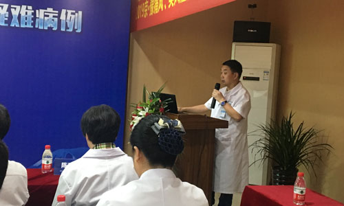章晓辉主任均上台发表演讲,分别讲解了痛风、强直性脊柱炎等典型疑难病例 郑州痛风风湿病医院组织并发起2019京·豫痛风、类风湿疑难病例学术交流研讨会